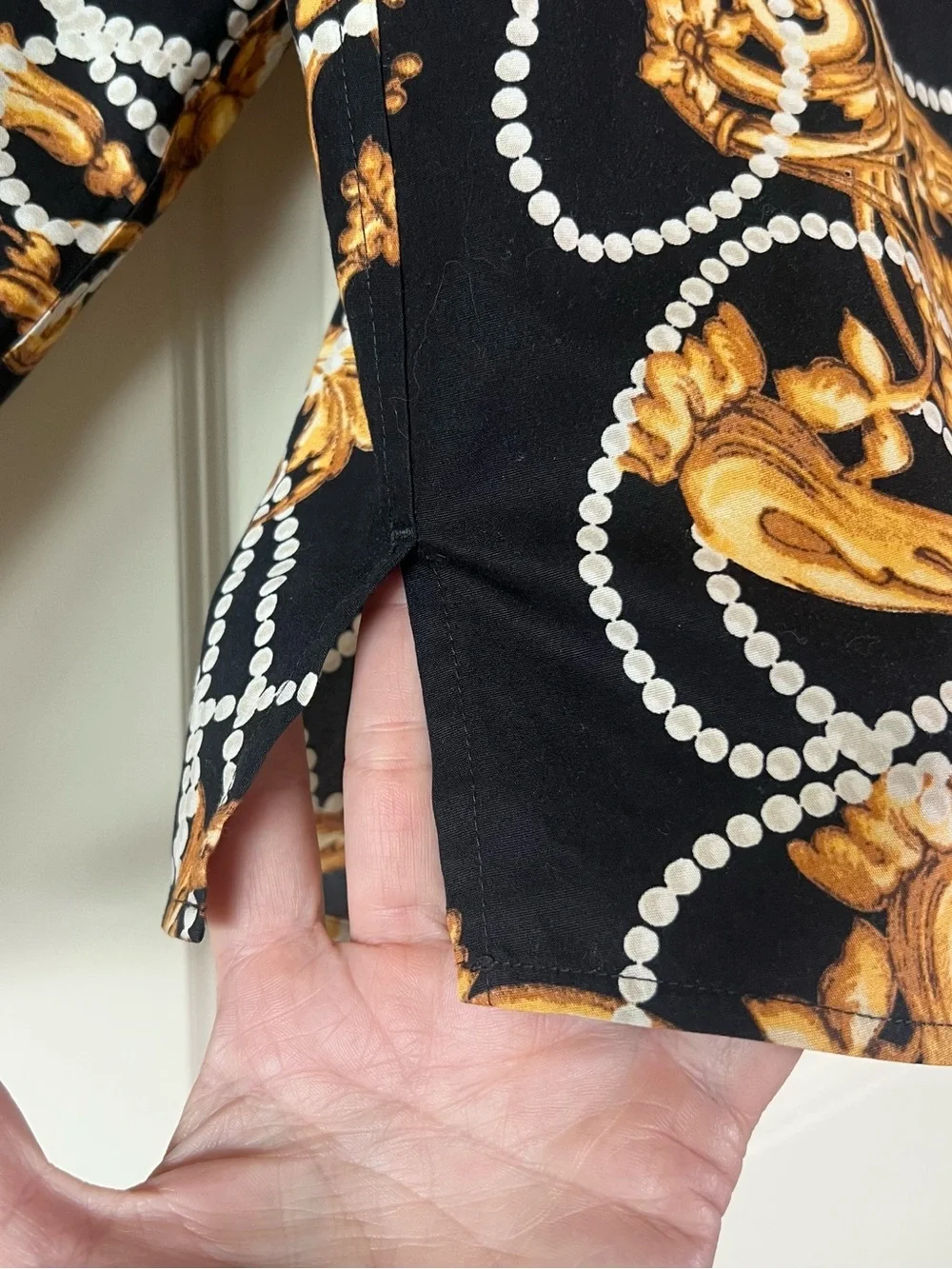 Chico's No-Iron Baroque Blouse Size 2 Black Gold Pearl Chain Print Cotton Shirt - Picture 8 of 10